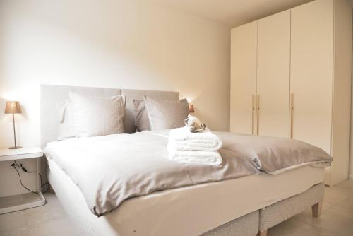 Кровать или кровати в номере Brand New Apartmentcecilia Residence Apt N5