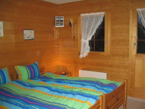 una camera da letto con letto in una camera in legno di Chalet Verano a Grimentz