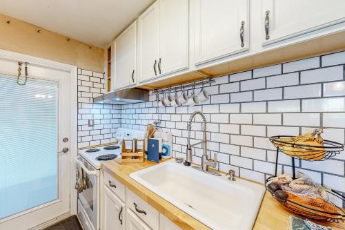 una cucina con lavello e fornello di Coral Paradise a Satellite Beach