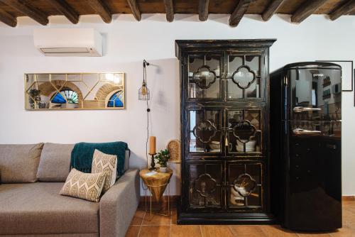 sala de estar con sofá y armario en Corduba Suite, en Córdoba