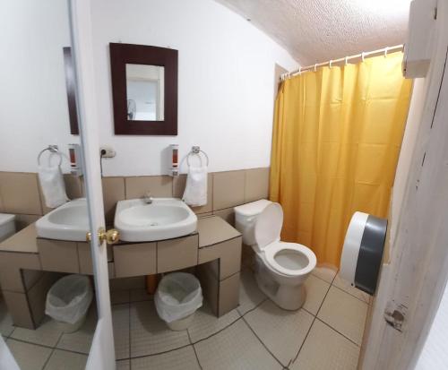 Kúpeľňa v ubytovaní Global Airport Inn FREE Shuttle