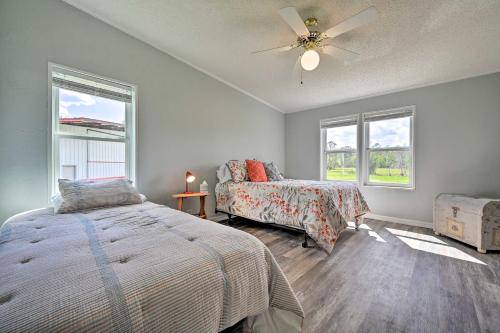 een slaapkamer met 2 bedden en een plafondventilator bij Updated Lakeland Home and Fire Pit on 10 Acres! in Lakeland