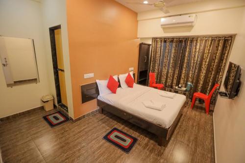 En eller flere senger på et rom på Hotel Sai Niwas
