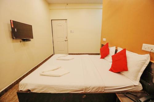 Una cama o camas en una habitación de Hotel Sai Niwas
