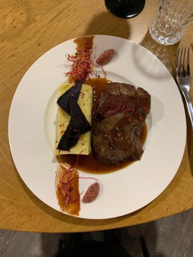 ホテルの敷地内または近くでの食事または食べ物