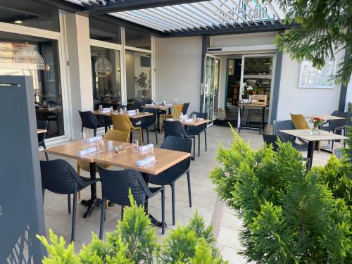 B&B HOTEL Chaumontにあるレストランまたは飲食店
