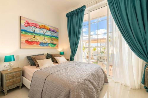 una camera da letto con un letto e una grande finestra di Apartment Andrea ad Adeje