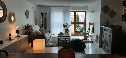 een woonkamer met een bank en een tafel bij L'antre sol in Sète