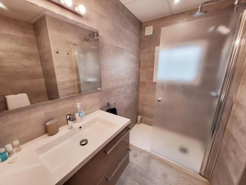 łazienka z umywalką i prysznicem w obiekcie Stylish 3 Bedroom Penthouse in Marbella Centre with Large Pool close to the Beach w Marbelli