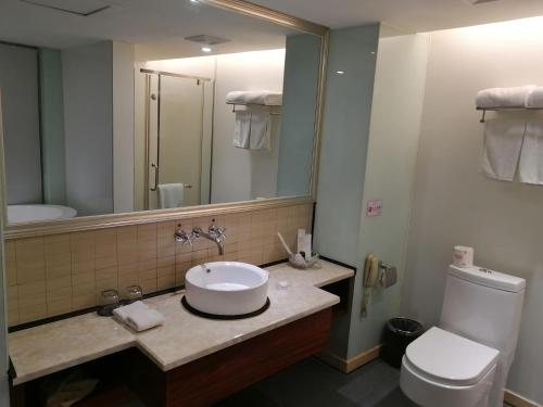 Ramada Meizhouにあるバスルーム
