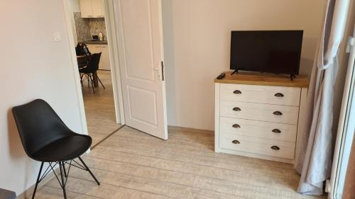 a room with a television on top of a dresser at Maris Apartment in Târgu-Mureş