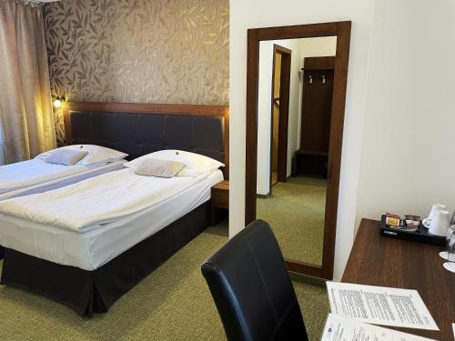 Ein Bett oder Betten in einem Zimmer der Unterkunft Hotel U Kvapilů