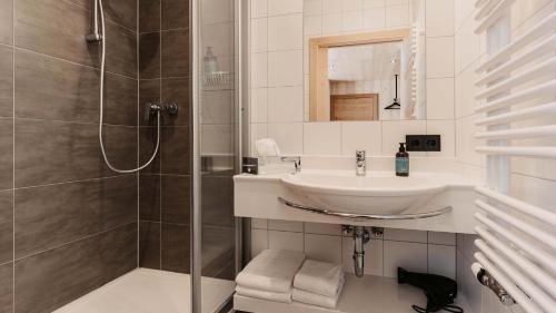 Bilik mandi di Hofgut Apartment & Lifestyle Resort Wagrain