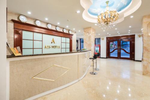 un vestíbulo de aas hotel con una lámpara de araña en A25 Hotel - 23 Quán Thánh, en Hanói