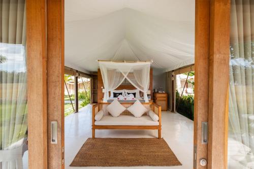 Voodi või voodid majutusasutuse Bali Beach Glamping toas