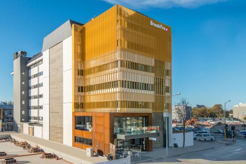 a building with a sazon sign on the side of it at BreakFree on Cashel in Christchurch