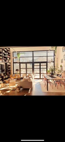 un salon avec des canapés et des tables ainsi qu'une grande fenêtre dans l'établissement Magnifique villa avec piscine, à Alès