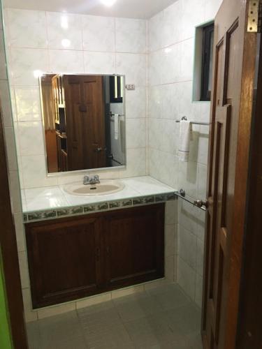uma casa de banho com um lavatório e um espelho em Swahili Apartelle em Boracay