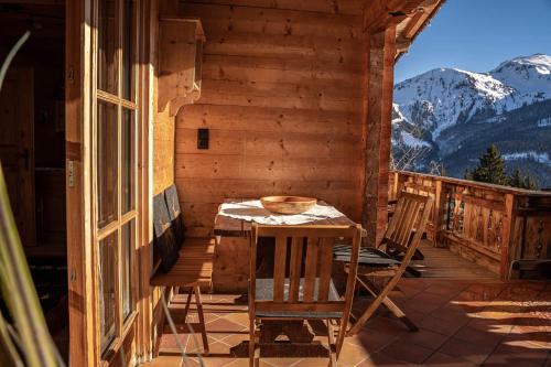 a table and chairs on the porch of a cabin at Ferienhaus Haus Gilfert in Pill