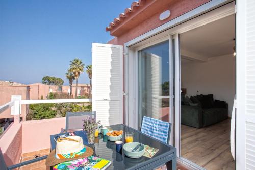 - un balcon avec une table et de la nourriture dans l'établissement Casa Marana Plage, à Bastia