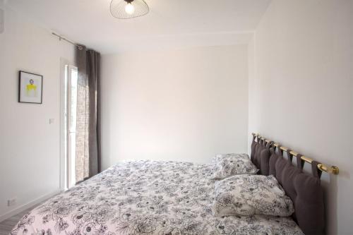 une chambre avec un lit et une fenêtre dans l'établissement Casa Marana Plage, à Bastia