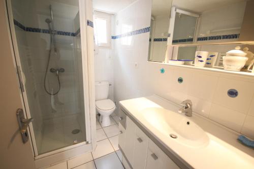 une salle de bain avec une douche, un lavabo et des toilettes dans l'établissement Belle villa 5 couchages terrasse Sud parking dans résidence sécurisée piscine commune 400m de la mer LRJP102, à Portiragnes