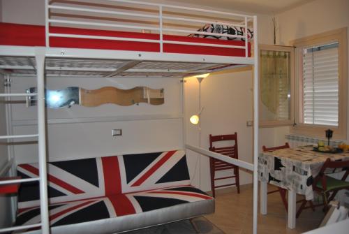 1 dormitorio con litera y mesa de comedor en Casa Regina, en Oriago Di Mira