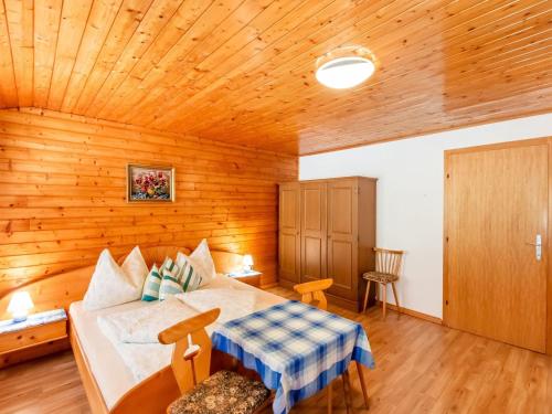 Ένα ή περισσότερα κρεβάτια σε δωμάτιο στο Holiday Home in Zillertal near Ski Slopes