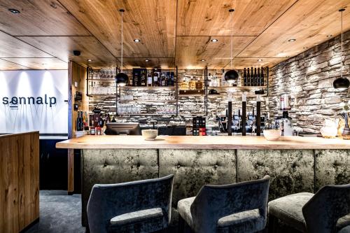 Area lounge atau bar di Sonnalp Residences