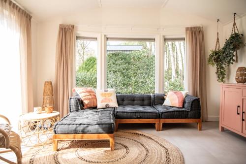 Posezení v ubytování StayatSas Sam, middenin het bos, kindvriendelijk, stijlvol ingericht, parkeren naast het huisje,veel privacy, ruime tuin