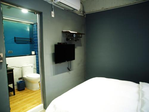 Posteľ alebo postele v izbe v ubytovaní 18世紀普魯士藍現代寓所Prussian Blue Inn工業風
