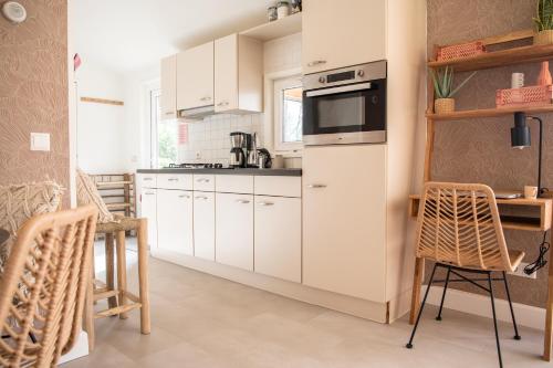 Virtuvė arba virtuvėlė apgyvendinimo įstaigoje StayatSas Tiny House Sam in de bossen op de Veluwe!