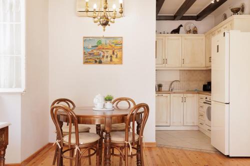Kuchyň nebo kuchyňský kout v ubytování Philarmonic Orchestra Apartment by Konnect