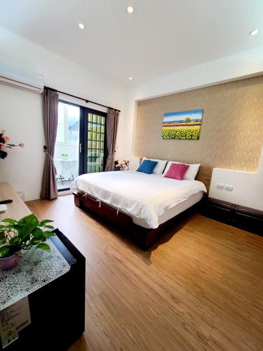 a bedroom with a large bed in a room at Love Happiness Inn in Suao