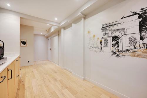 une pièce vide avec une peinture sur le mur dans l'établissement Magnificent apartment - 2BR-7P - Auteuil, à Paris
