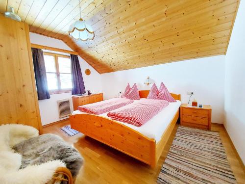 מיטה או מיטות בחדר ב-Haus Annerl