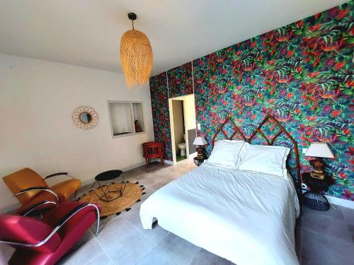 - une chambre avec un lit et un mur coloré dans l'établissement Chbre Frida du Chateau, avec Piscine, à Peyriac-Minervois