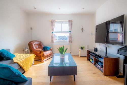 a living room with a couch and a table at Modern, 2 Bdrm House with Parking Sleeps 6 Brighton Town Centre, North Laine in Brighton & Hove