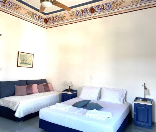 Postel nebo postele na pokoji v ubytování Villa 1853-Upper floor