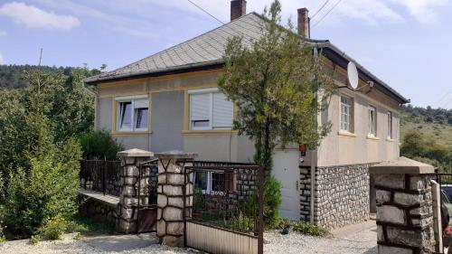 Το κτήριο όπου στεγάζεται  ο ξενώνας