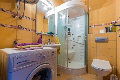 Ένα μπάνιο στο Adriano 2BR apartment with terrace