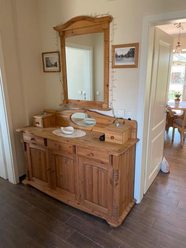 La salle de bains est pourvue d'une coiffeuse en bois et d'un miroir. dans l'établissement Zum Herold II, à Aurich