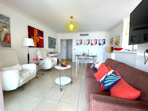 un salon avec un canapé et une table dans l'établissement L'appartement Royal Palm, à Cannes