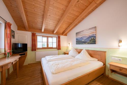 Giường trong phòng chung tại Duftbräu