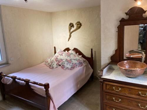 - une chambre avec un lit et un bol sur une commode dans l'établissement Le cocon, à Dieffenthal