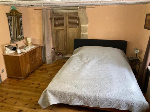 - une chambre avec un lit blanc et du parquet dans l'établissement Le cocon, à Dieffenthal