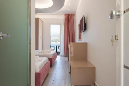 TV a/nebo společenská místnost v ubytování Seaside Hotel