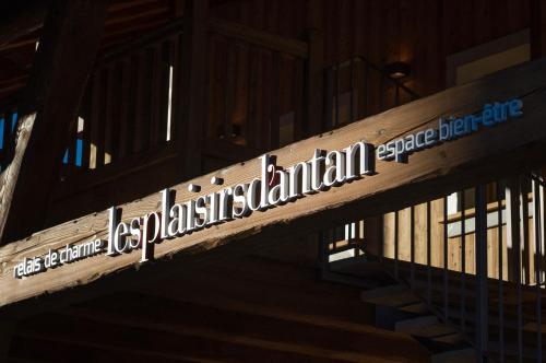 a sign on the side of a wooden building at Les Plaisirs d'Antan in Aosta