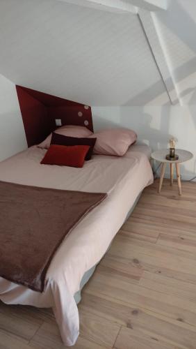 une chambre avec un grand lit et une table dans l'établissement Dalhia Studio centre ville Biarritz, à Biarritz