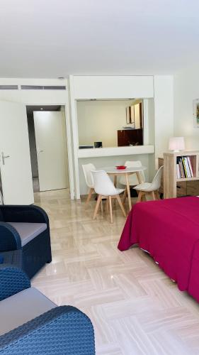 un salon avec un lit, une table et des chaises dans l'établissement Résidence Gray d'Albion Studio ROU503, à Cannes